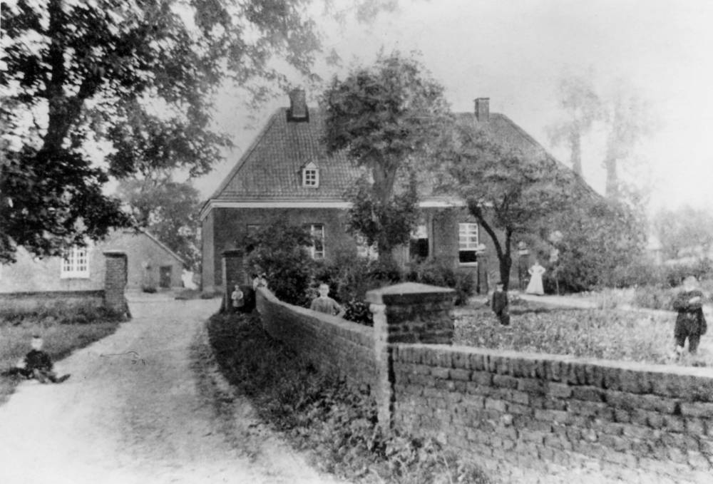 Der alte Scholtenhof vor dem Umnau, um 1895 (1)
