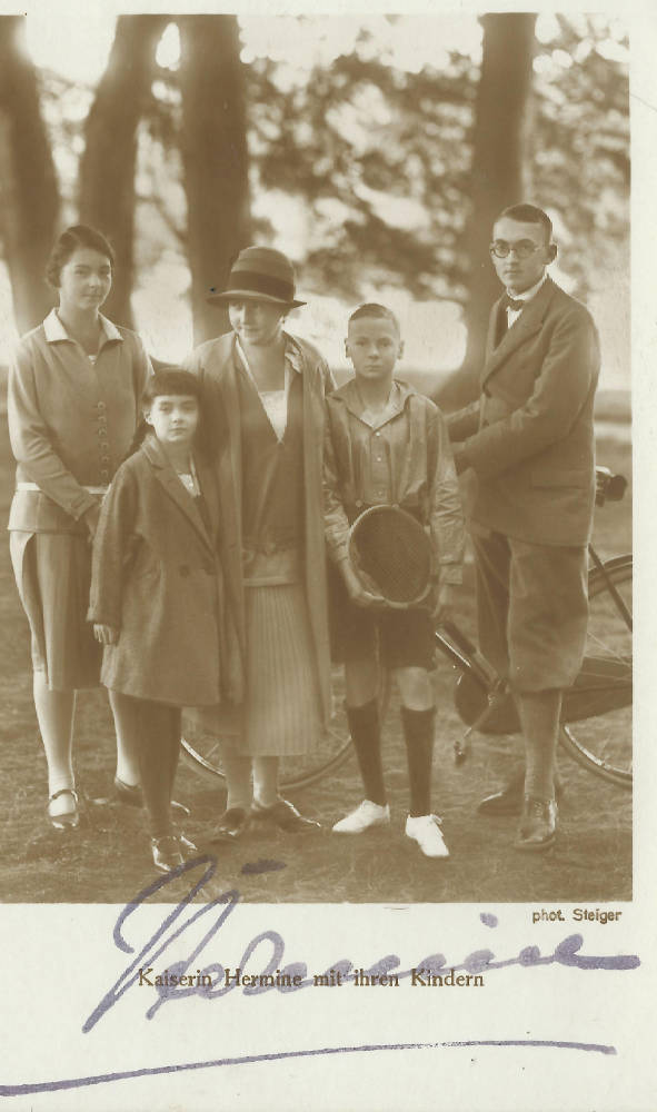 Hermine und Kinder im Garten von Haus Doorn.Karte mit eigenhändiger Unterschrift (1)