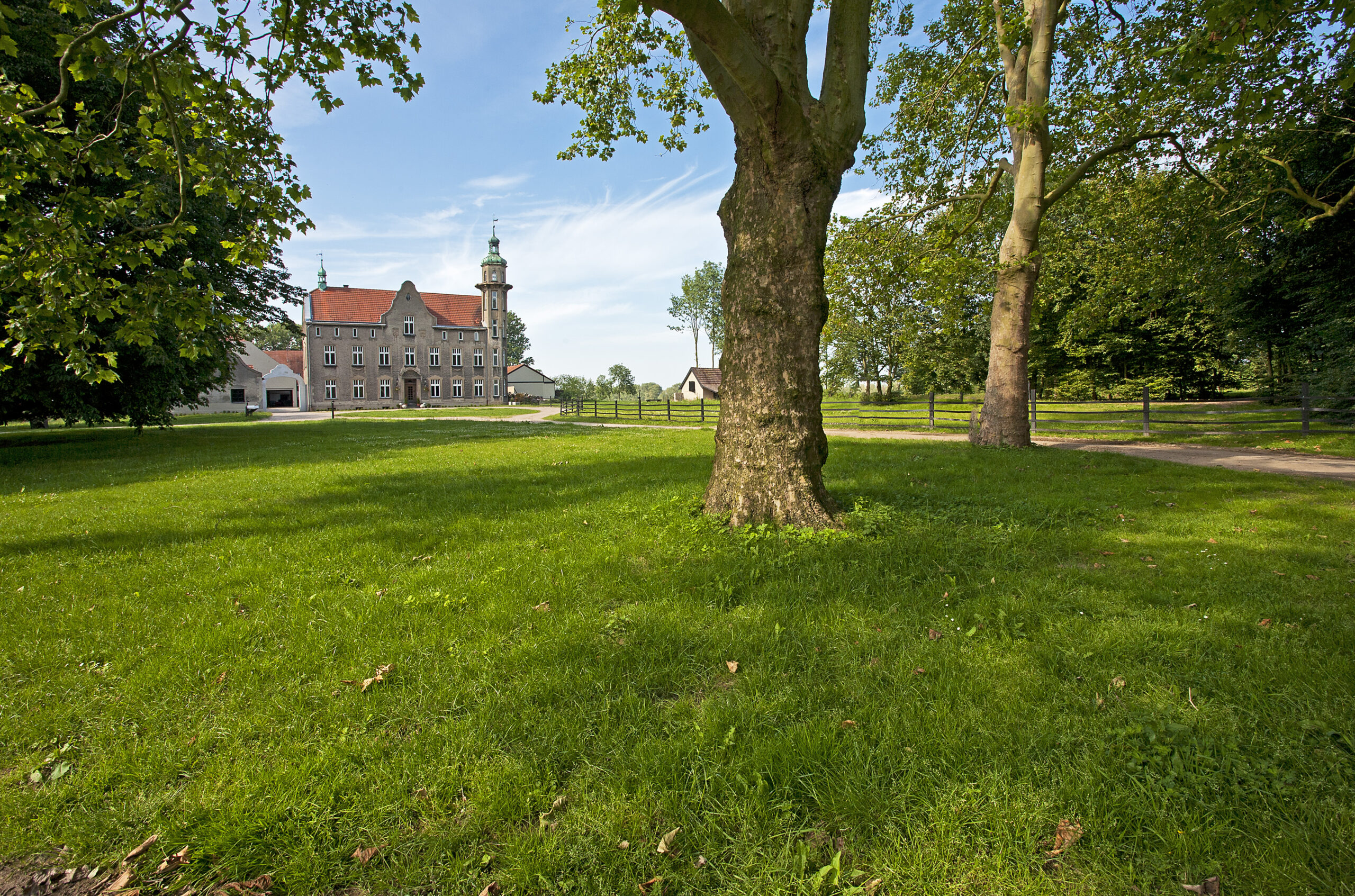 SLX-Foto-13 – Außenansicht-auf Haupthaus (1)